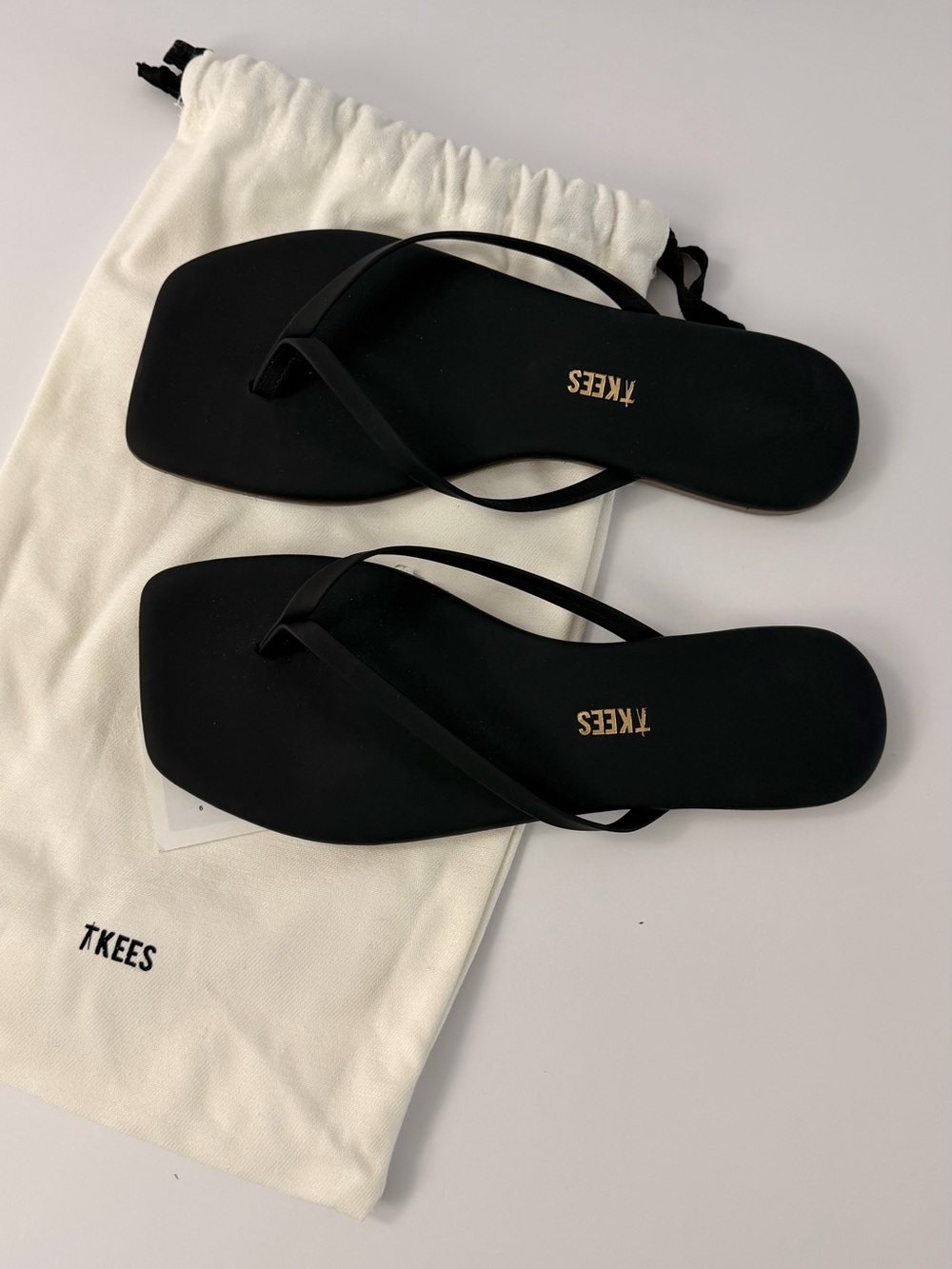 TKEES Black Minimal Square-Toe Flip Sandals - Picture 2 of 3